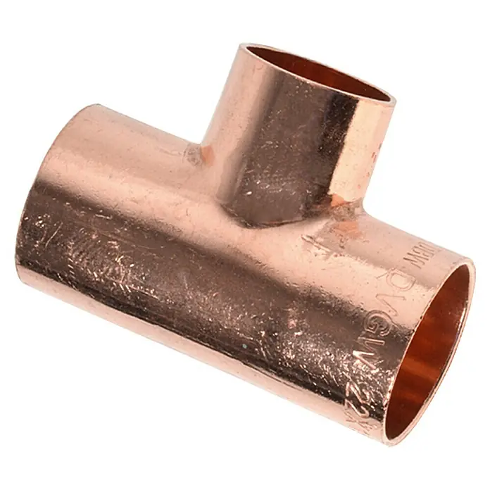 Kupfer-Reduzier-T-Stück 5130 - Durchmesser: 22 mm, 22 x 18 x 22 mm - Abbildung eines Kupfer-T-Stücks, ein Verbindungsstück für Rohre, das in Sanitär- und Heizungsanlagen verwendet wird, glänzend und neu.