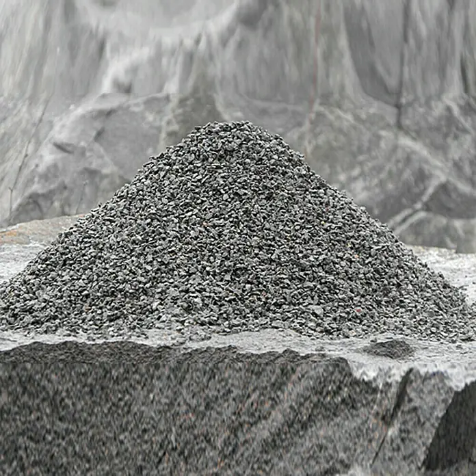 EHL SplittKörnung: 16 mm - 32 mm, Big Bag, 0,5 m³ - Ein großer Haufen graues Schotter auf einer grauen Steinoberfläche, der sich vor einem verschwommenen Hintergrund befindet.