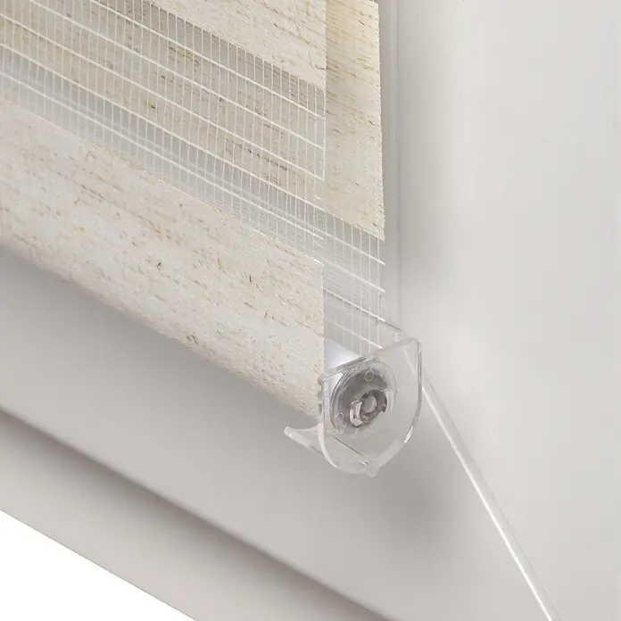 Sol Royal Doppelrollo - B x H: 100 x 220 cm, Leinen - Helles beigefarbenes Zebra-Rollo mit strukturiertem Stoff und Netzstreifen, teilweise aufgerollt, mit transparenter Halterung.
