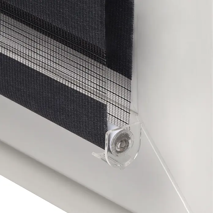 Sol Royal Doppelrollo - B x H: 60 x 220 cm, schwarz - Nahaufnahme eines dunkelgrauen Zebrarollos mit wechselnden soliden und transparenten Stoffstreifen, mit klarer Kunststoffendkappe.