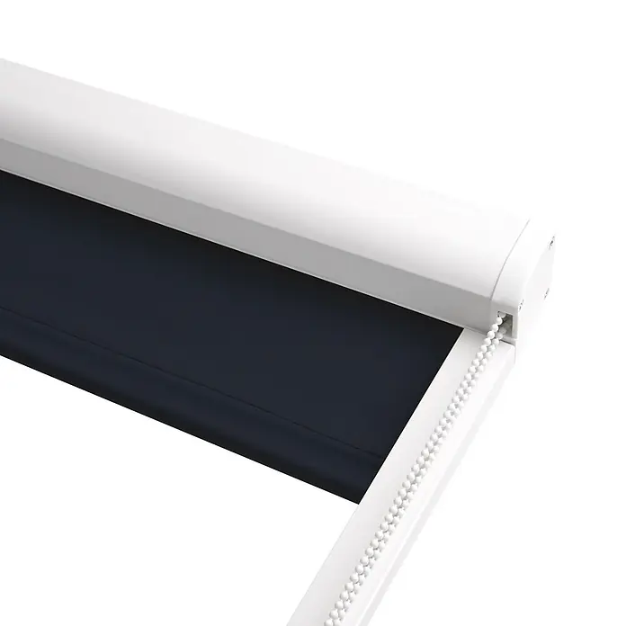Thermorollo SolReflect K24, 120x175cm, Schwarz, Verdunkelung -  - Teilweise abgerolltes dunkles Rollo mit weißem Gehäuse und weißer Perlenkette.