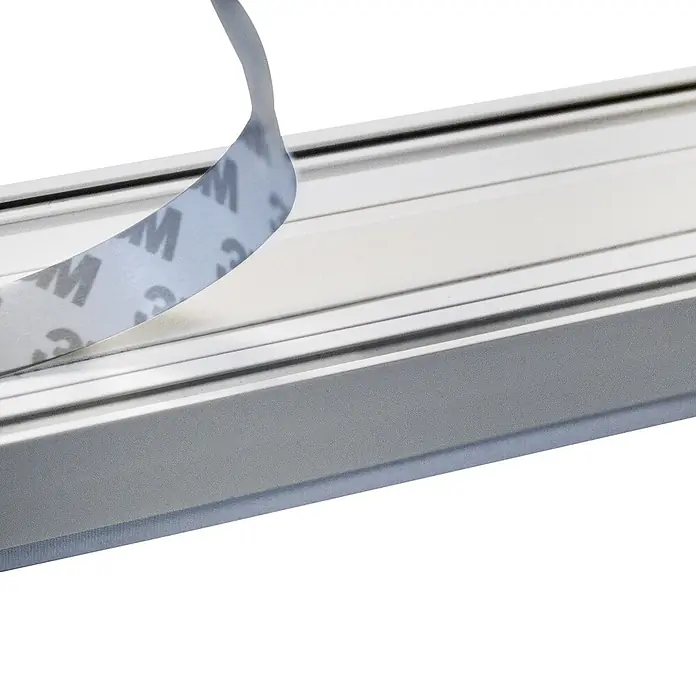 Sol Royal Thermorollo -  - Silbernes Aluminiumprofil, dessen 3M-Kleberücken abgezogen wird.