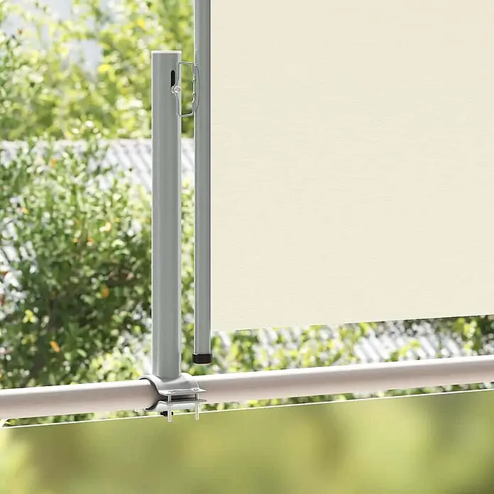 VidaXL Klemmmarkise - Crème, Breite: 3 m, Ausfall: 3 m - Cremefarbene Seitenmarkise mit grauen Metallpfosten und Klemmen an einem Balkongeländer montiert, bietet Sicht- oder Sonnenschutz.