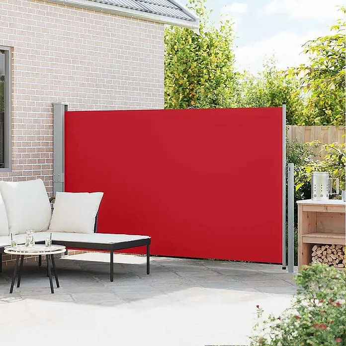 VidaXL Klemmmarkise - Breite: 3 m - Rote ausziehbare Seitenmarkise bietet Privatsphäre auf einer Terrasse neben einem Gartensofa.