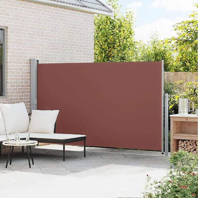 vidaXL Seitenmarkise Braun 300 x 300 x 170 cm Stoff -  - Ausziehbare braune Seitenmarkise auf einer Terrasse zwischen zwei silbergrauen Pfosten, die Privatsphäre für Sitzgelegenheiten im Freien bietet.