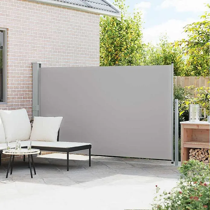 VidaXL Klemmmarkise - Breite: 3 m - Graue ausziehbare Seitenmarkise auf einer Terrasse, ausgefahren als Sicht- und Windschutz für Sitzgelegenheiten.