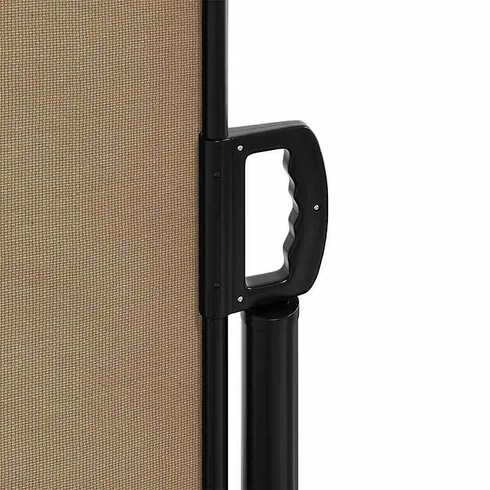 VidaXL Klemmmarkise - Taupe, Breite: 5 m, Ausfall: 5 m - Nahaufnahme einer ausziehbaren Seitenmarkise mit beigefarbenem Stoff und schwarzem, ergonomischem Griff an einer vertikalen Stange.