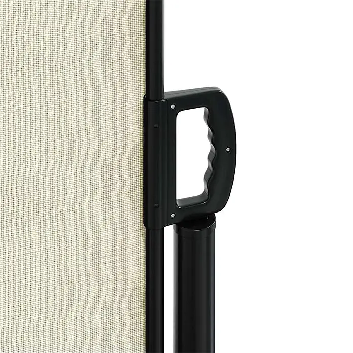 VidaXL Klemmmarkise - Crème, Breite: 6 m, Ausfall: 6 m - Nahaufnahme eines ausziehbaren beigefarbenen Sichtschutzes mit schwarzem Rahmen und ergonomischem schwarzem Griff, befestigt an einer schwarzen Stange.