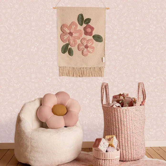 Little Dutch Vliestapete Feentraum - Rosa/Weiß, Floral, 10 x 0,53 m - Rosa Blumen-Punch-Nadel-Wandteppich, hängt an einer Wand im Kinderzimmer.