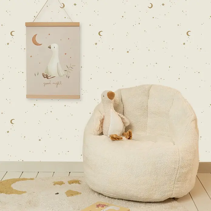 Little Dutch Vliestapete Mond und Sterne - Gold/Weiß, Sonstiges, 10 x 0,53 m - Gemütliches Kinderzimmer mit cremigem Plüsch-Sitzsack, Plüschgans, Gänse-Wandbehang und Teppich mit Mondmuster.