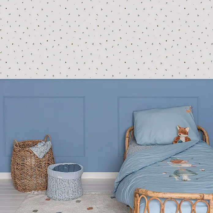 Little Dutch Vliestapete Waldschätze - Blau/Weiß, Tieroptik, 10 x 0,52 m - Hellblaue Kinderbettwäsche mit Waldtieren und Pilzen in einem naturthematischen Zimmer.