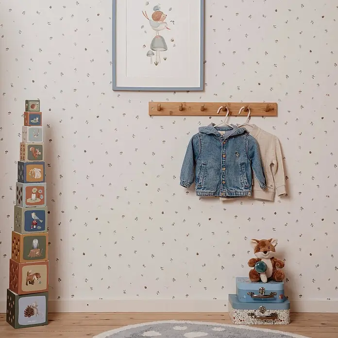 Little Dutch Vliestapete Waldschätze - Blau/Weiß, Tieroptik, 10 x 0,52 m - Cremefarbene Tapete mit zartem Muster aus Pilzen und Blättern, ideal für ein gemütliches Waldkinderzimmer.