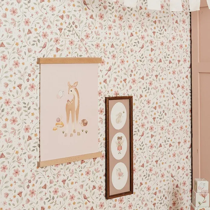 Little Dutch Vliestapete Feentraum - Mehrfarbig, Tieroptik, 10 x 0,52 m - Zwei gerahmte Bilder mit Waldtieren und Feen auf rosafarbener Blumentapete, ideal für Kinderzimmer.