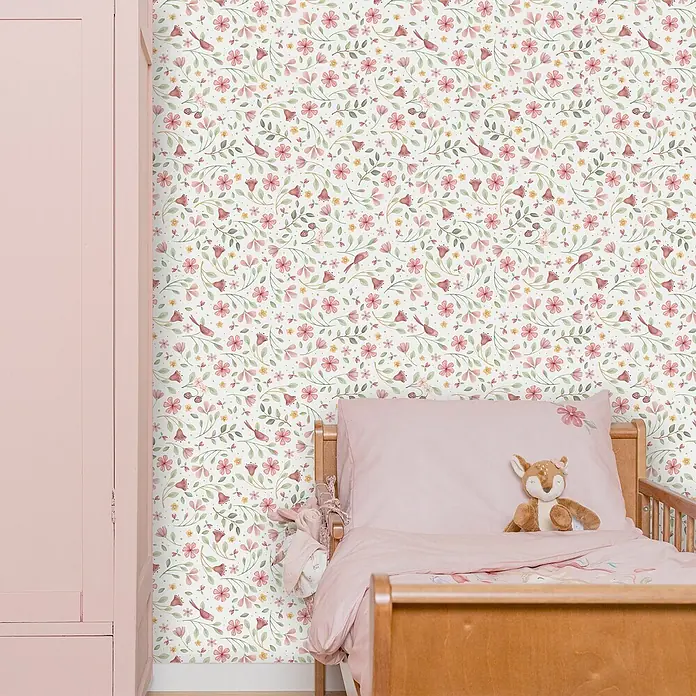 Little Dutch Vliestapete Feentraum - Mehrfarbig, Tieroptik, 10 x 0,52 m - Tapete mit Blumen- und Vogelmuster in Rosa-, Grün- und Gelbtönen, an einer Wand in einem Kinderzimmer neben einem rosa Kleiderschrank.