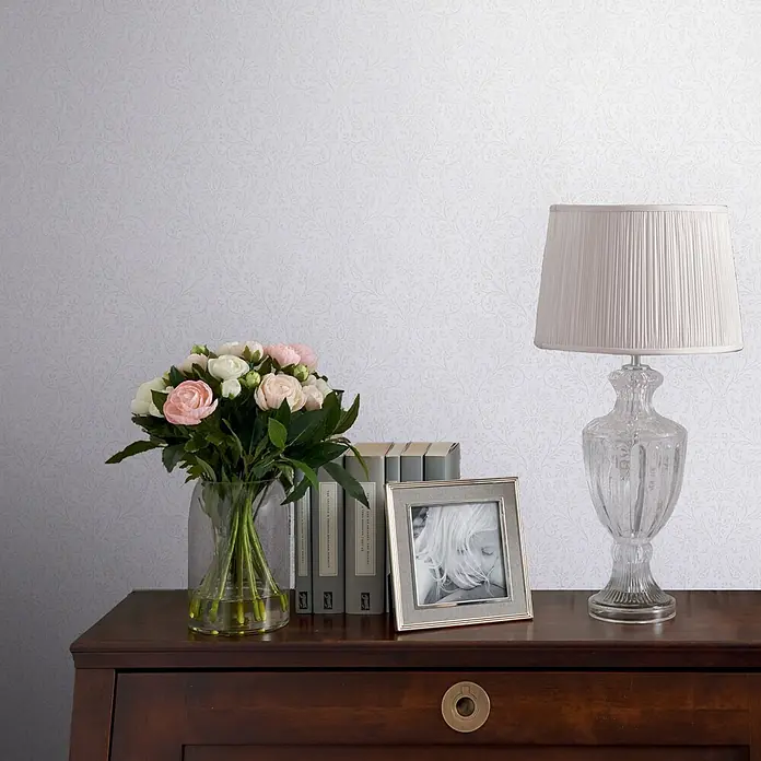 Laura Ashley Vliestapete Annecy - Weiß, Ornament, 10 x 0,52 m - Hellgraue gemusterte Tapete mit dezentem Damastmuster, die einen klassischen Innenraum verschönert.