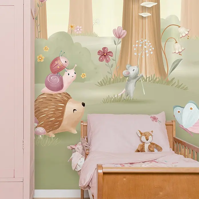 Little Dutch Fototapete Zaubergarten - Vlies - Waldtier-Wandbild in einem Kinderzimmer, mit Igel, Schnecke, Marienkäfer, Maus und Schmetterling zwischen Bäumen und Blumen.