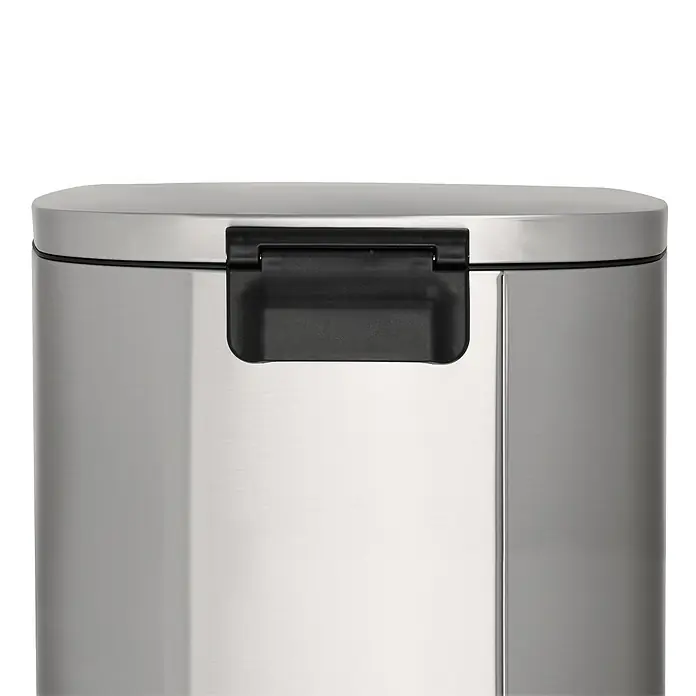 SVITA Treteimer TQ50 - 50 l, Metall, Silber - Oberseite eines Abfalleimers aus gebürstetem Edelstahl mit schwarzem Griff.