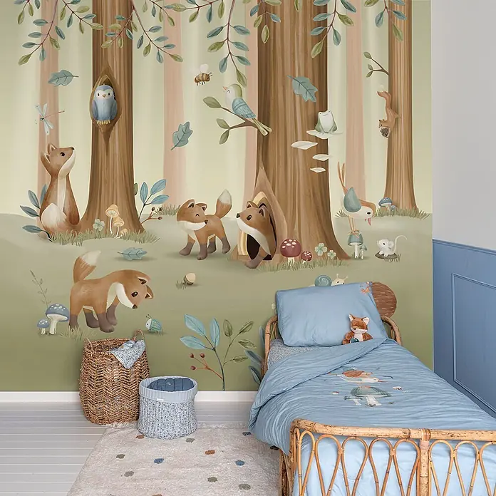Little Dutch Fototapete Waldfreunde - Vlies - Kinderbett aus Rattan mit hellblauer Waldbettwäsche und Fuchsspielzeug. Geflochtene Körbe bieten Stauraum in einem zauberhaften Waldzimmer.