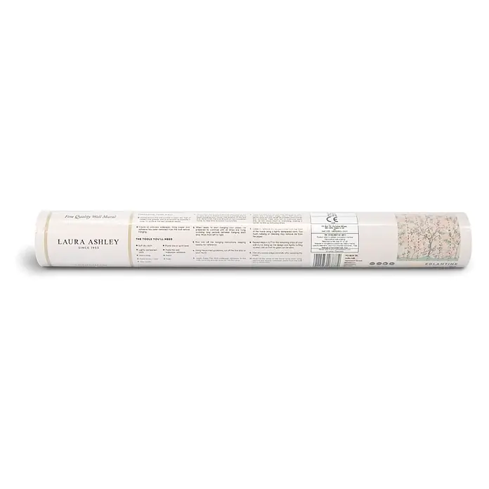 Laura Ashley Fototapete Eglantine - Vlies - Gerollte Laura Ashley Eglantine Wandtapete, mit floralem Design, Branding und Anwendungshinweisen auf der Verpackung.