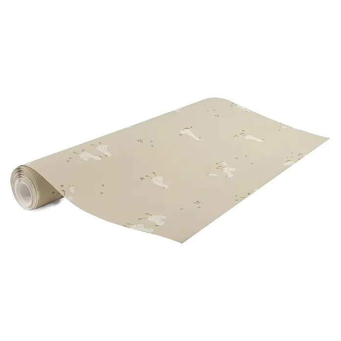 Little Dutch Vliestapete kleine Gans - Beige/Weiß, Tieroptik, 10 x 0,53 m - Beigefarbene Tapetenrolle mit sich wiederholendem Muster aus weißen Gänsen und grünem Blattwerk. Die Rolle ist teilweise abgerollt.