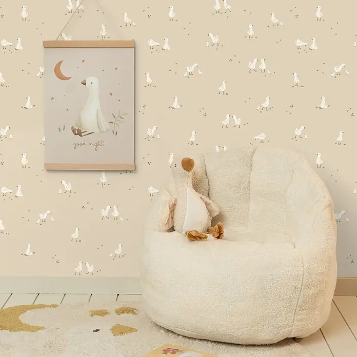 Little Dutch Vliestapete kleine Gans - Beige/Weiß, Tieroptik, 10 x 0,53 m - Weißes Teddy-Sitzsack mit Gänse-Plüschtier, in einem gemütlichen Kinderzimmer mit Gänse-Motiv.