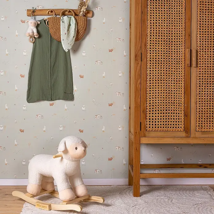 Little Dutch Vliestapete kleiner Bauernhof - Grün, Tieroptik, 10 x 0,52 m - Weißes, flauschiges Schaukel-Schaf auf hellem Holzsockel im Kinderzimmer, spielbereit.