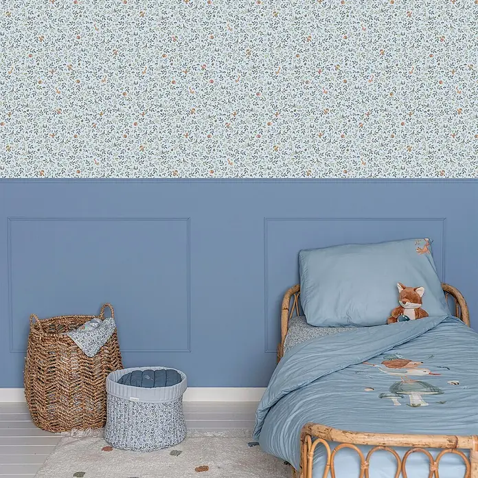 Little Dutch Vliestapete Waldabenteuer - Blau/Grün, Tieroptik, 10 x 0,52 m - Naturmotiv-Tapete mit Blättern und Waldtieren in einem Kinderzimmer über blauer Wandvertäfelung.