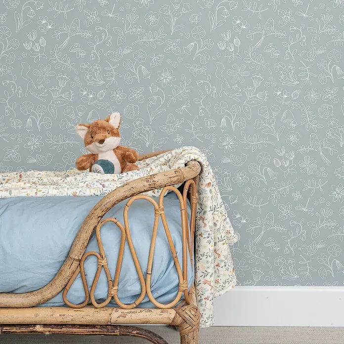 Little Dutch Vliestapete Waldwunder - Blau/Weiß, Floral, 10 x 0,53 m - Tapete mit weißen floralen und Waldmotiven in einem Kinderzimmer mit Rattanbett und Fuchsplüschtier.