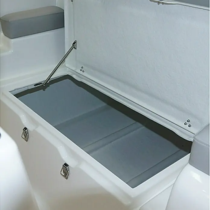 PEGAZUS GFK-Boot 460 Base - Ohne Motor, Geeignet für: Max. 5 Personen, Norm: CE-Klasse C - Geöffnete, weiße Bootsstaubox mit grauem Innenraum und silbernen Scharnieren. Praktische Aufbewahrungslösung für Boote.