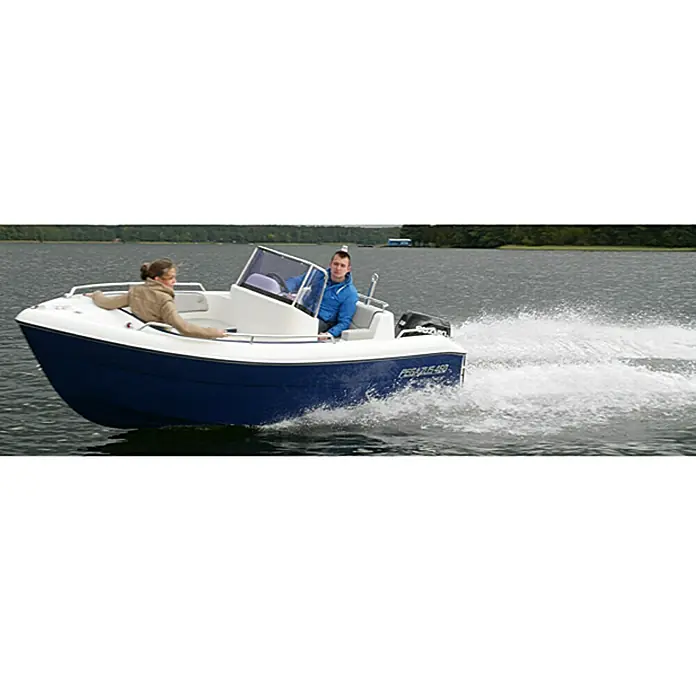 PEGAZUS GFK-Boot 460 Base - Ohne Motor, Geeignet für: Max. 5 Personen, Norm: CE-Klasse C - Aufnahme eines blauen und weißen Sportboots mit zwei Personen auf dem Wasser.