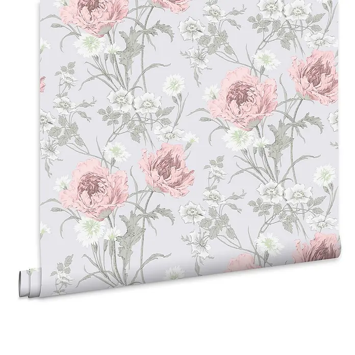 Laura Ashley Vliestapete Aurelie - Mehrfarbig, Floral, 10 x 0,52 m - Teilweise abgerollte Tapete mit Blumenmuster aus rosa Blüten und grünem Laub auf hellgrauem Hintergrund.