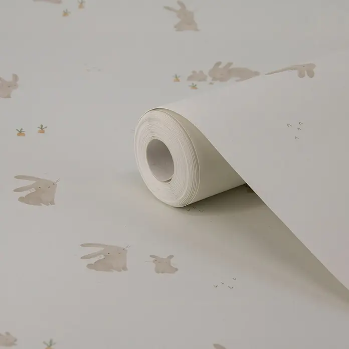 Little Dutch Vliestapete Babykaninchen - Braun/Weiß, Tieroptik, 10 x 0,52 m - Teilweise abgerollte helle Tapete mit Muster aus Hasen, kleinen Karotten und Vogelformen.