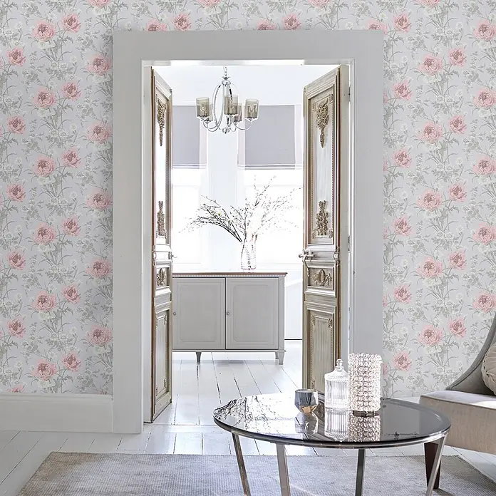 Laura Ashley Vliestapete Aurelie - Mehrfarbig, Floral, 10 x 0,52 m - Hellgraue Blumentapete mit rosa Blüten und grünem Laub, in einem geschmackvoll eingerichteten Raum.