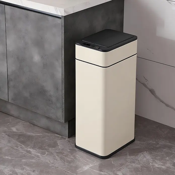 SVITA Sensormülleimer SE40L - 40 l, Stahl, Taupe - Schlanker, rechteckiger cremefarbener smarter Mülleimer mit schwarzem Deckel, neben dunkelgrauen Küchenschränken.