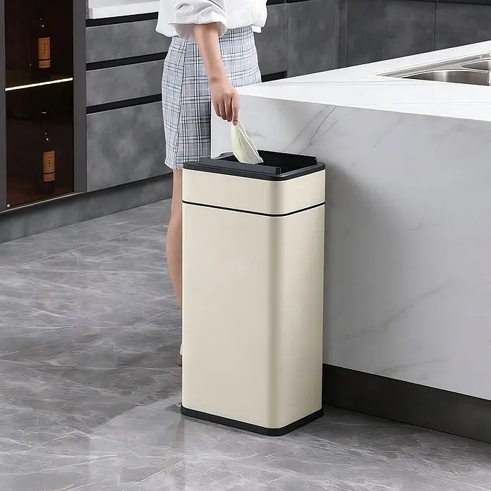 SVITA Sensormülleimer SE40L - 40 l, Stahl, Taupe - Hoher, rechteckiger beige-schwarzer Mülleimer in moderner Küche, Person entsorgt Abfall.
