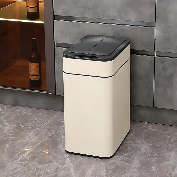 SVITA Sensormülleimer SE50L - 50 l, Stahl, Taupe - Cremefarbener smarter Mülleimer mit dunkelgrauem Sensor-Deckel, in einer modernen Küche.