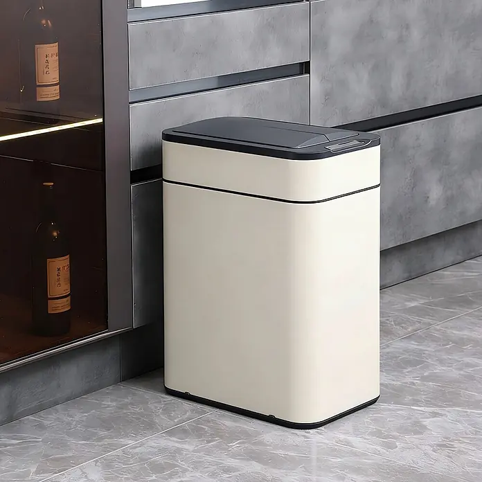 SVITA Sensormülleimer SE50L - 50 l, Stahl, Taupe - Ein schmaler, cremefarbener Abfalleimer mit dunkelgrauem Deckel und Touch-Mechanismus, in einer modernen Küche.