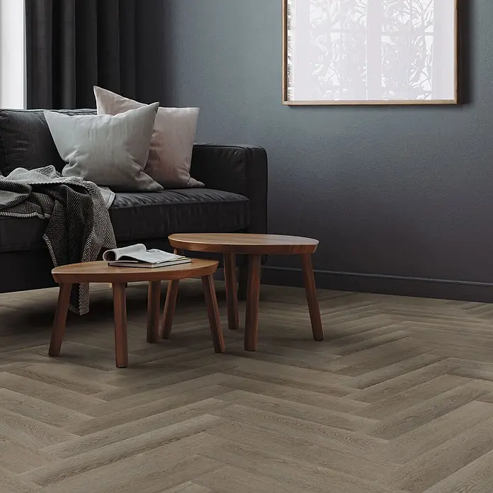 ML-Design Vinylboden 4 x Paket Vinylboden mit 80 Diele = 6,2464 m² - Dunkelbraun, Landhausdiele - Hellbrauner Holzoptik-Boden in Fischgrätmusterung in einem Wohnzimmer.