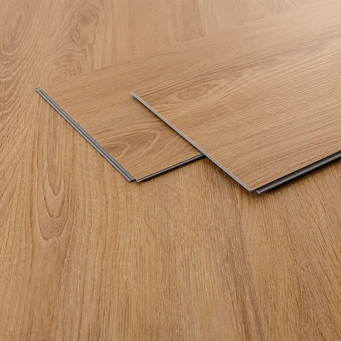 ML-Design Vinylboden Klickvinyl Sandbar Eiche 6,16m²/28 Dielen 4,2mm Trittschalldämmung - Braun, 1.220 x 180 x 0,42 mm - Hellbraune Vinyl-Bodenbretter mit Holzmaserung, die eine Klick-Installation zeigen.