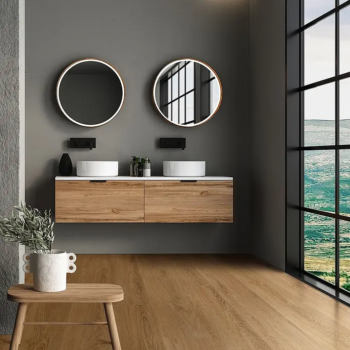ML-Design Vinylboden Klickvinyl Sandbar Eiche 6,16m²/28 Dielen 4,2mm Trittschalldämmung - Braun, 1.220 x 180 x 0,42 mm - Moderner Doppelwaschtisch mit Holzunterschränken, weißen Waschbecken, beleuchteten Rundspiegeln und schwarzen Wandarmaturen.