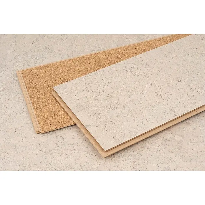 Bricoflor Korkboden Klick-System Korkparkett versiegelt, Rustikal weiß, 2,136 qm/Karton - 295 x 905 x 10,5 mm - Zwei Korkbodenplatten: eine hell gesprenkelte Oberseite, eine natürliche braune Korkunterseite, zeigen den Schichtaufbau und Nut-Feder-Kanten.