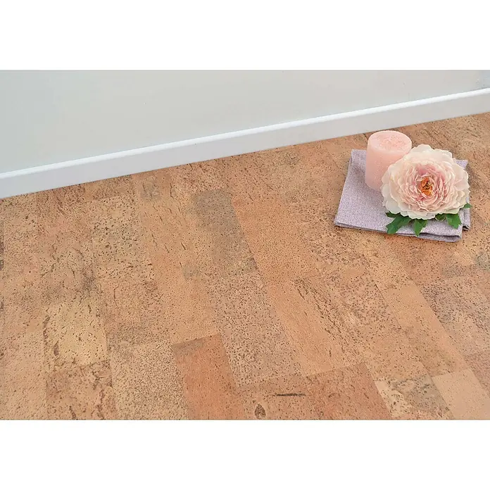 Bricoflor Korkboden Klick-System Korkparkett versiegelt, Schiffsboden natur dunkel, 2,136 qm/Ka - 295 x 905 x 10,5 mm - Korkbodenpaneele mit natürlicher Textur, in einem Raum verlegt.