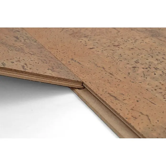 Bricoflor Korkboden Klick-System Korkparkett versiegelt, Schiffsboden natur dunkel, 2,136 qm/Ka - 295 x 905 x 10,5 mm - Nahaufnahme von zwei ineinandergreifenden braun gesprenkelten Korkdielen mit Nut-und-Feder-Klicksystem.