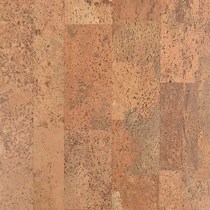 Bricoflor Korkboden Klick-System Korkparkett versiegelt, Schiffsboden natur dunkel, 2,136 qm/Ka - 295 x 905 x 10,5 mm - Natürliche Korkbodenfliesen in verschiedenen Hell- und Dunkelbrauntönen, mit strukturierter, gesprenkelter Musterung, modular angeordnet.
