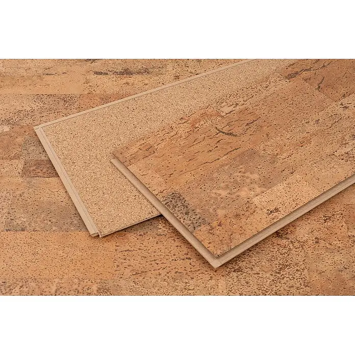 Bricoflor Korkboden Klick-System Korkparkett versiegelt, Schiffsboden natur dunkel, 2,136 qm/Ka - 295 x 905 x 10,5 mm - Zwei Korkbodenplatten, eine mit der natürlichen braunen Textur nach oben, eine mit der Korkunterseite nach unten, auf einem verlegten Korkboden.