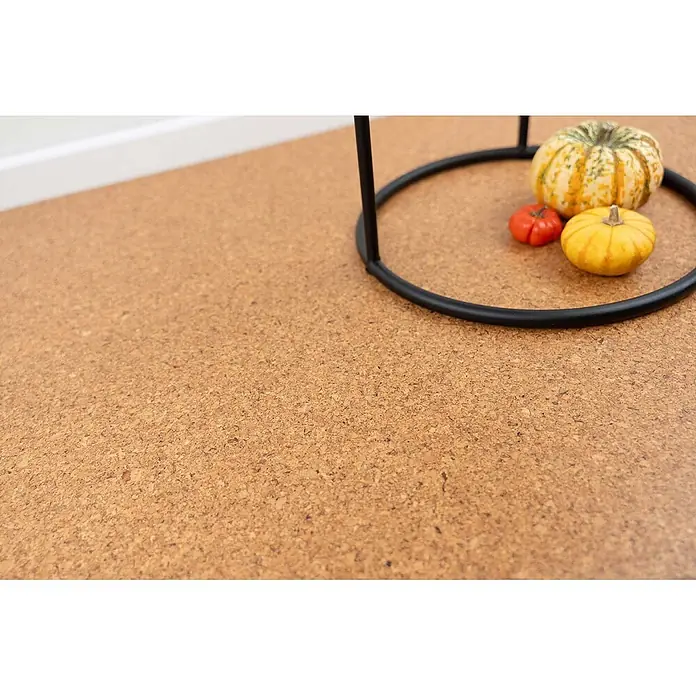 Bricoflor Korkboden Klick-System Korkparkett versiegelt, Klassik fein natur, 2,136 qm/Karton - 295 x 905 x 10,5 mm - Natürlicher Korkboden mit körniger Textur, abgebildet mit Zierkürbissen und einem Tischbein.