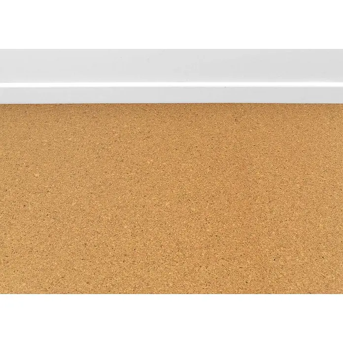 Bricoflor Korkboden Klick-System Korkparkett versiegelt, Klassik fein natur, 2,136 qm/Karton - 295 x 905 x 10,5 mm - Natürlicher Korkboden neben einer weißen Fußleiste.