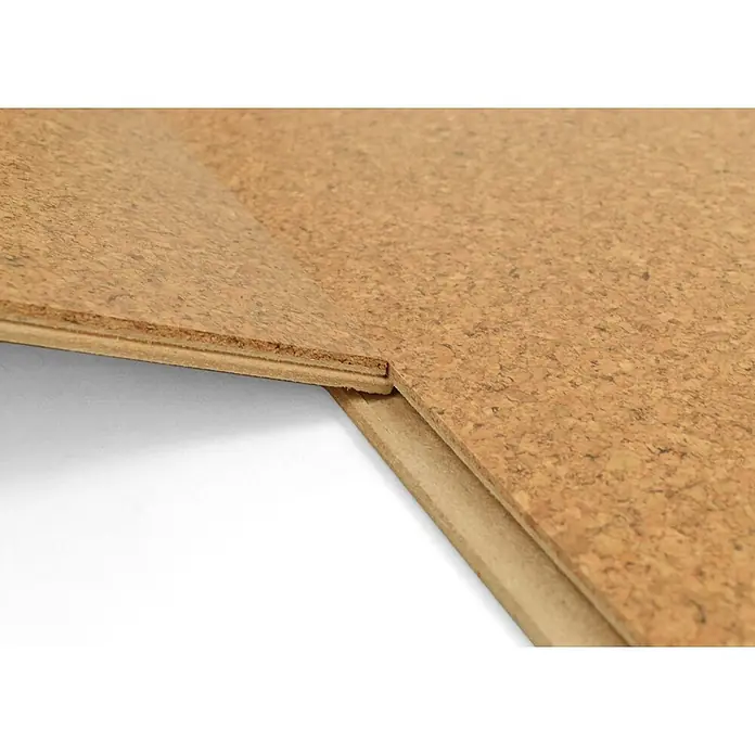 Bricoflor Korkboden Klick-System Korkparkett versiegelt, Klassik fein natur, 2,136 qm/Karton - 295 x 905 x 10,5 mm - Nahaufnahme von zwei ineinandergreifenden Korkbodenplatten, die die Nut- und Federverbindung und die natürliche, gesprenkelte Textur zeigen.