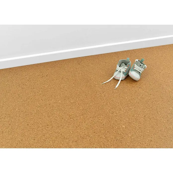 Bricoflor Korkboden Klick-System Korkparkett versiegelt, Klassik fein natur, 2,136 qm/Karton - 295 x 905 x 10,5 mm - Paar hellblauer Babysneaker mit weißen Schnürsenkeln und Tiermotiven, auf Korkboden an einer Fußleiste.