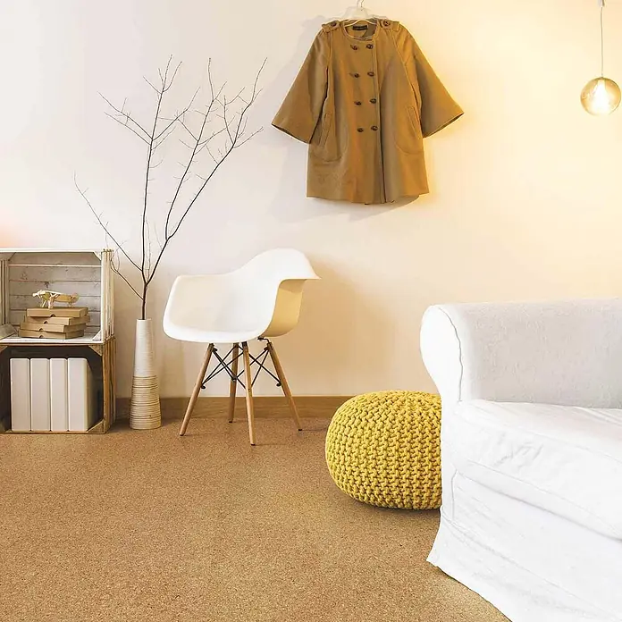 Bricoflor Korkboden Klick-System Korkparkett versiegelt, Klassik fein natur, 2,136 qm/Karton - 295 x 905 x 10,5 mm - Warmer, gesprenkelter Naturkorkboden in einem modernen Wohnraum mit Möbeln verlegt.
